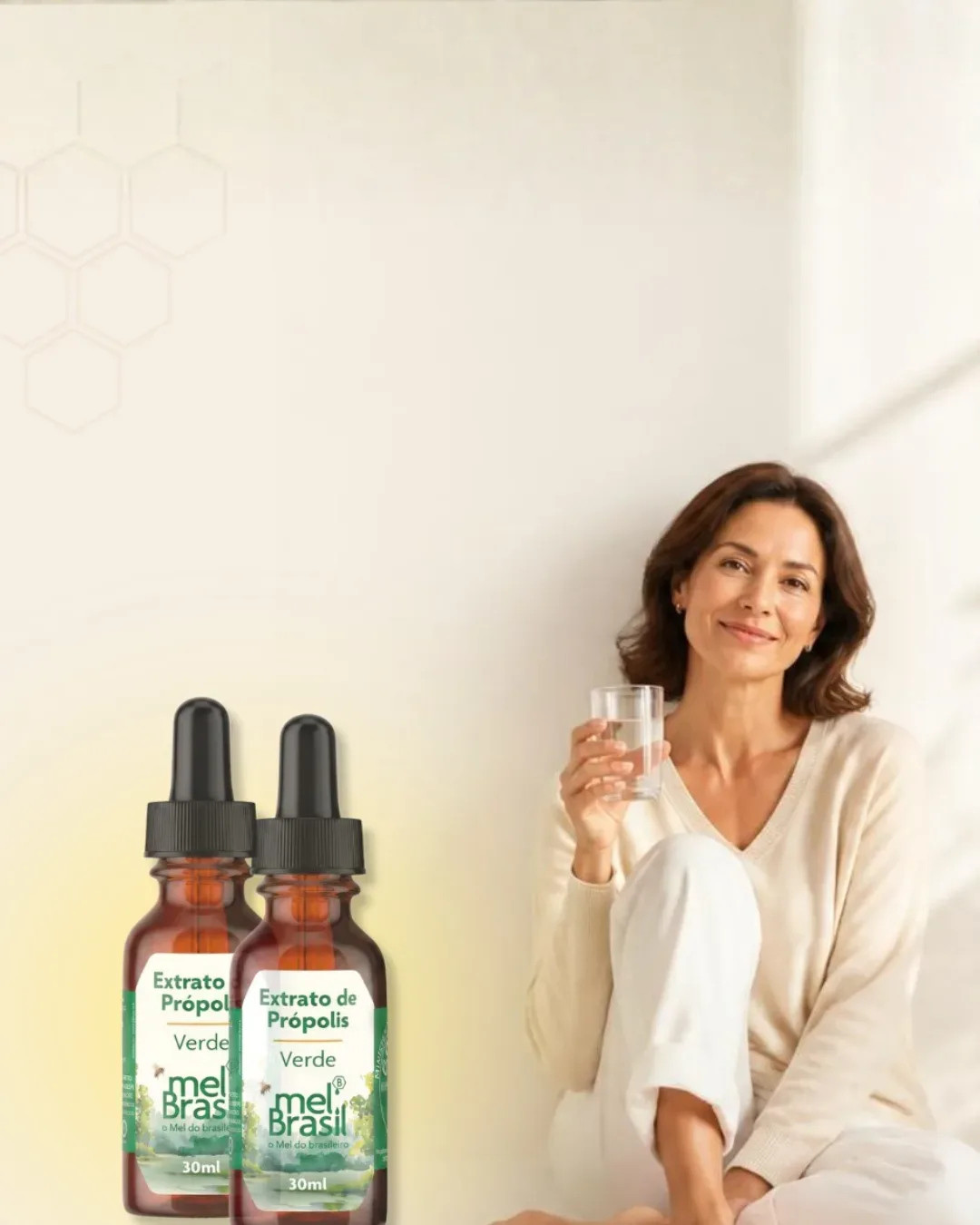 Dois frascos de Extrato de Própolis Verde mel Brasil 30 ml, ao lado de mulher com copo d'água